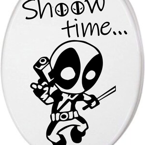 Può includere: Adesivo per sedile del water in bianco e nero con un personaggio di Deadpool dei cartoni animati che tiene una pistola e una spada. L'adesivo dice "Shoow time..." sopra il personaggio.