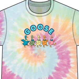 Puede incluir: Una camiseta de manga corta y cuello redondo con un patrón de teñido anudado en espiral en tonos pastel de rosa, naranja, amarillo y azul. El centro de la camiseta muestra la palabra GOOSE en letras azules sobre cinco ocas de dibujos.