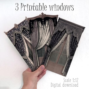Op de afbeelding: Drie afdrukbare raamontwerpen met sierlijke gordijnen en architecturale details. De tekst "3 Printable windows" staat bovenaan. De tekst "Scale 1:12" en "Digital download" staan onderaan. De ramen zijn in tinten grijs, zwart en crème.