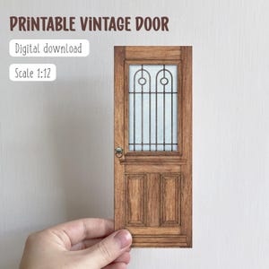 Op de afbeelding: Printbare vintage deur in schaal 1:12. De deur is gemaakt van hout en heeft een glazen paneel met een decoratief ijzeren rooster. De deur heeft een messing deurklopper.