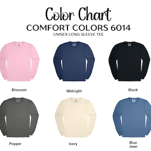 K&ouml;nnte beinhalten: Farbkarte f&uuml;r Comfort Colors 6014 Unisex Langarm-T-Shirts. Die Karte zeigt die T-Shirts in den folgenden Farben: Blossom, Midnight, Black, Pepper, Ivory und Blue Jean.