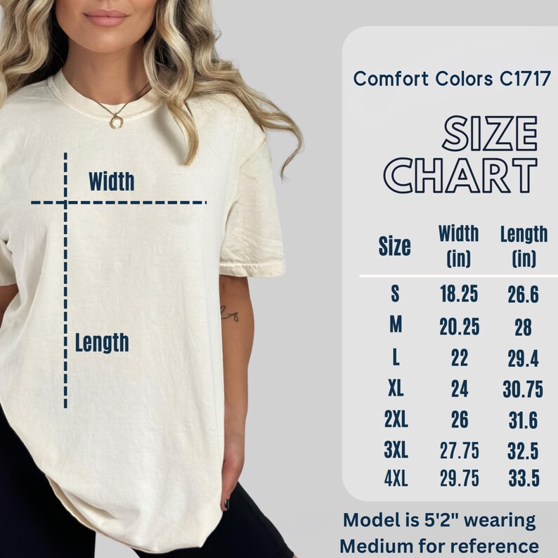 Puede incluir: Tabla de tallas para una camiseta con medidas en pulgadas. La tabla muestra el ancho y la longitud de la camiseta en las tallas S, M, L, XL, 2XL, 3XL y 4XL. La modelo mide 1,57 m y lleva una talla M como referencia.