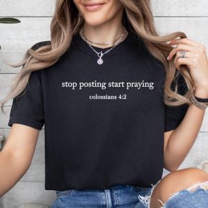 Puede incluir: Camiseta negra con texto blanco que dice "stop posting start praying Colossians 4:2".