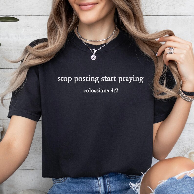 Puede incluir: Camiseta negra con texto blanco que dice "stop posting start praying Colossians 4:2".