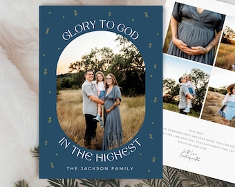 Può includere: Biglietto fotografico di famiglia blu navy con la scritta "GLORY TO GOD IN THE HIGHEST". Il biglietto presenta un ritratto di famiglia all'interno di un ovale e altre foto di famiglia. La famiglia Jackson.