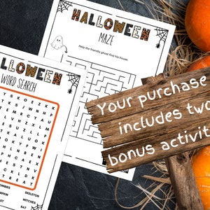 K&ouml;nnte beinhalten: Zwei druckbare Halloween-Aktivit&auml;tsbl&auml;tter, eines mit einem Wortsuchspiel und das andere mit einem Labyrinth. Das Wortsuchspiel enth&auml;lt Halloween-bezogene W&ouml;rter wie "Mumie", "Leckerli" und "Geist". Das Labyrinth zeigt einen freundlichen Geist und ein Haus. Ein Holzschild lautet "Ihr Kauf beinhaltet zwei Bonusaktivit&auml;ten!"
