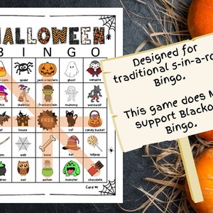 K&ouml;nnte beinhalten: Eine druckbare Halloween-Bingo-Karte mit Bildern verschiedener Halloween-Symbole, wie z. B. eine Hexe, ein Geist, eine Fledermaus, eine Spinne, ein K&uuml;rbis, ein Kessel, ein Bonbon-Eimer, ein Lollipop, eine Katze, ein Monster, ein Skelett, ein Werwolf, eine Mumie, ein Frankenstein, ein Haus, ein Besen, ein Spinnennetz, ein Knochen, ein Hut, eine Eule, ein Trank und Schokolade. Die Karte ist f&uuml;r traditionelles 5-in-a-Row-Bingo konzipiert und unterst&uuml;tzt kein Blackout-Bingo.