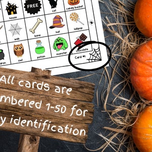 K&ouml;nnte beinhalten: Eine Halloween-Bingo-Karte mit Bildern von einer Fledermaus, einem Haus, einer Katze, einem Bonbon-Eimer, einem Besen, einem Spinnennetz, einem Knochen, einem Hut, einem Lollipop, einem Kessel, einer Eule, einem Zaubertrank, einem Monster und Schokolade. Die Karte ist mit "Karte Nr. 1" beschriftet.