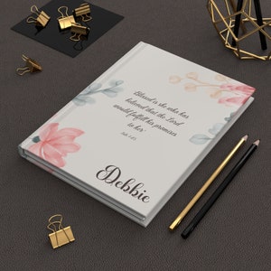 Diario cristiano floral personalizado: Cuaderno personalizado con las Escrituras como regalo