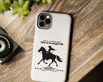 Westers-christelijk telefoonhoesje, bijbelvers met telefoonhoesje paard, ze is gekleed, cowgirl-telefoonhoes met schrift, spreuken 31:25, cadeau