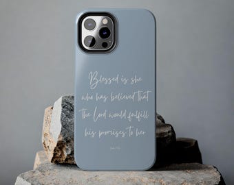 Può includere: Una custodia per telefono blu chiaro con una citazione bianca che recita: "Beata colei che ha creduto che il Signore avrebbe adempiuto le sue promesse a lei." La citazione è tratta da Luca 1:45.