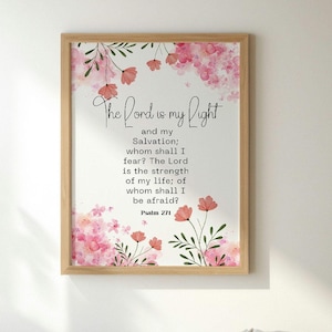 Puede incluir: Una impresión de acuarela con flores rosas y una cita del Salmo 27:1, "El Señor es mi luz y mi salvación; ¿de quién tendré miedo? El Señor es la fortaleza de mi vida; ¿de quién tendré miedo?"