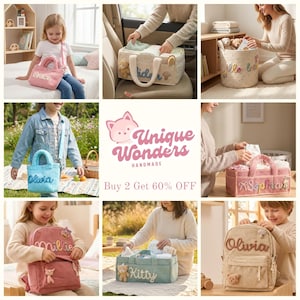 Pu&ograve; includere: Collezione di borse per bambini, borse tote e zaini personalizzati in vari colori. Le borse presentano nomi ricamati e dettagli di orsetti. L'immagine include anche un cesto intrecciato e un organizer per auto.