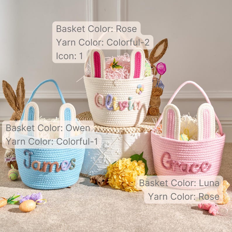 Pu&ograve; includere: Tre cesti pasquali in rosa, azzurro e bianco, ciascuno con dettagli di orecchie di coniglio. I cesti hanno manici e sono personalizzati con nomi in filato colorato. I cesti sono riempiti con materiale di riempimento decorativo.