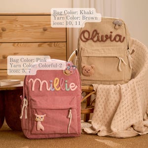 Op de afbeelding: Twee corduroy rugzakken, &eacute;&eacute;n roze en &eacute;&eacute;n kaki. De roze rugzak heeft de naam "Millie" in kleurrijk garen en een kleine berenapplicatie. De kaki rugzak heeft de naam "Olivia" in bruin garen en een paddenstoelapplicatie.