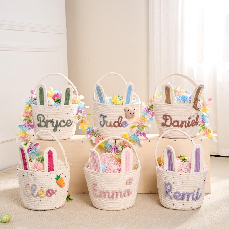 Pu&ograve; includere: Sei cestini pasquali color crema con orecchie da coniglio e nomi personalizzati. Ogni cestino &egrave; riempito con erba di carta colorata e uova decorative. I cestini sono adornati con ghirlande floreali, perfetti per la caccia alle uova.