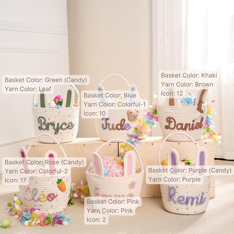 Pu&ograve; includere: Una collezione di cestini pasquali personalizzati in vari colori, tra cui verde, blu, kaki, rosa e viola. Ogni cestino presenta un nome ricamato con filato colorato, con orecchie di coniglio e decorazioni floreali. I cestini sono per Pasqua.