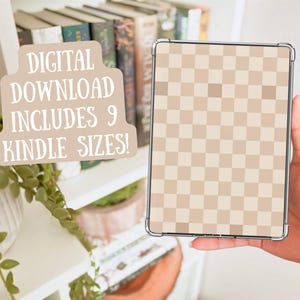 Op de afbeelding: Een digitale download van 9 Kindle-formaten voor een geruit achtergrondontwerp. De achtergrond is een lichtbruin en wit geruit patroon. De tekst "DIGITAL DOWNLOAD INCLUDES 9 KINDLE SIZES!" staat op een beige sticker.