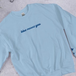 Blau bedeutet Sie Rundhals | Sternzeichen Akademie inspiriert besticktes Sweatshirt | Fantasy Romanze Buch Merch | Kuscheliger Bücherwurm Pullover