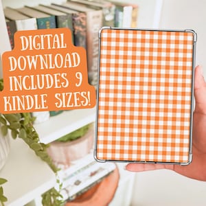 Peut inclure: Un téléchargement numérique pour 9 tailles de Kindle d'un motif vichy orange et blanc. Le texte "DIGITAL DOWNLOAD INCLUDES 9 KINDLE SIZES!" est sur un autocollant.