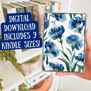 Può includere: Un download digitale di 9 dimensioni Kindle per un motivo floreale blu acquerello. Il motivo presenta fiori blu con centri bianchi e foglie verdi su uno sfondo bianco.  "DOWNLOAD DIGITALE INCLUDE 9 DIMENSIONI KINDLE!" è scritto in bianco su uno sfondo blu.