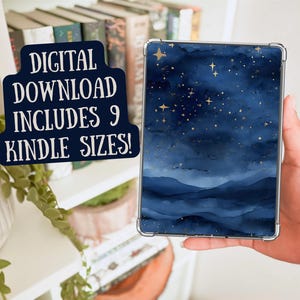 Pode incluir: Um download digital de 9 designs de capa de Kindle com uma ilustração em aquarela de um céu noturno estrelado com montanhas ao longe. O design é em tons de azul com estrelas douradas.