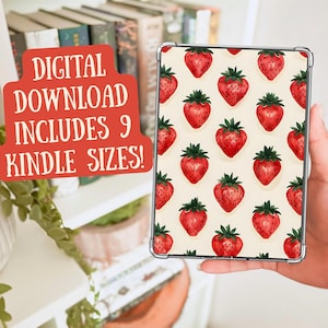 Op de afbeelding: Een digitale download van 9 Kindle-hoesontwerpen met een rood aardbeienpatroon op een crèmekleurige achtergrond.  "DIGITAL DOWNLOAD INCLUDES 9 KINDLE SIZES!" staat in witte letters op een rode achtergrond.