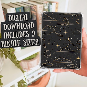 Könnte beinhalten: Eine schwarze Kindle E-Reader-Hülle mit einem goldenen Design aus Wolken, Sternen und Mondsicheln. Der Text "DIGITAL DOWNLOAD INCLUDES 9 KINDLE SIZES!" befindet sich auf einem schwarzen Aufkleber.