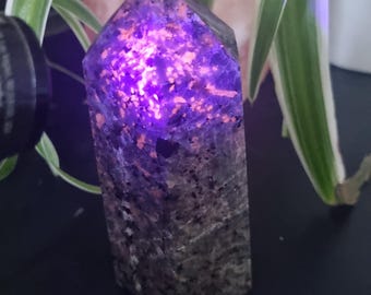 Torre de Yooperlita: Punta de cristal reactiva a los rayos UV