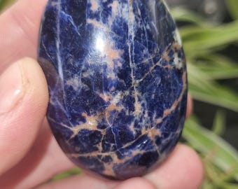 Piedra de palma de sodalita: cristal pulido para la meditación y la concentración