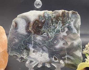 Losa de ágata musgosa: rebanada de cristal con bolsillos druzy