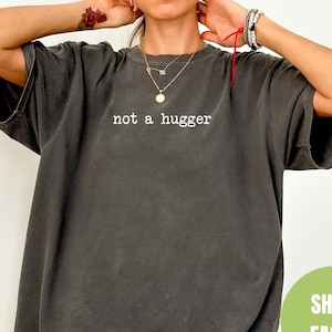 Comfort Colors® 抱きしめないTシャツ、内向的Tシャツ、面白いTシャツ、皮肉Tシャツ、抱きしめないでTシャツ、ソーシャルディスタンス、反社会的なギフト