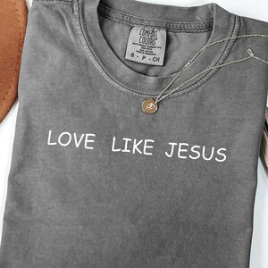 イエスのような愛のTシャツ、クリスチャンTシャツ、信仰シャツ、イエスシャツ、宗教シャツ、聖書の一節クルーネックスウェットシャツ