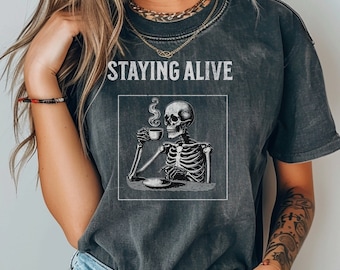 Comfort Colors® ハロウィン用 Staying Alive T シャツ、皮肉な Staying Alive T シャツ、おもしろいスケルトン シャツ、コーヒー好きの方へのギフト、スケルトン T シャツ