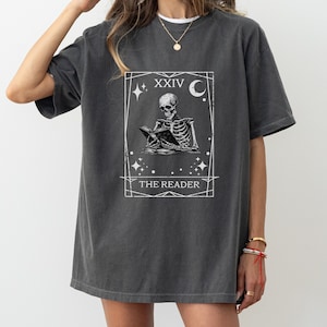 Comfort Colors® The Reader Tarot Karten Shirt - Skelett Lesung - Unisex Geschenk für Buchliebhaber - Bücherwurm & Tarot Liebhaber Geschenk