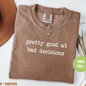 Komfort Farben Shirt ziemlich gut bei schlechten Entscheidungen, lustiges sarkastisches Shirt für Frauen, Gen Z Meme T-Shirt, selbstbewusstes Humor Shirt, Knebel Geschenk für sie