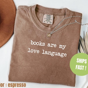 Comfort Colors® Bücher sind meine Liebe Sprache Shirt, Buchliebhaber Shirt, Leseratte Shirt für Valentinstag, süßes Lese Shirt, Geschenk für Leseratten