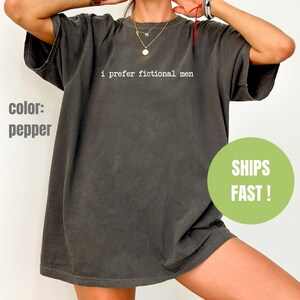 Pu&ograve; includere: T-shirt oversize color pepe con la scritta bianca "i prefer fictional men". La maglietta ha una vestibilit&agrave; rilassata e un lavaggio vintage. Il colore &egrave; un grigio scuro attenuato.