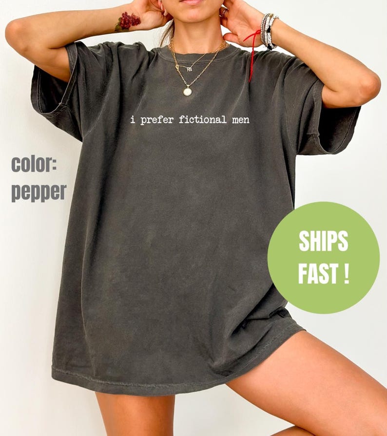 Pu&ograve; includere: T-shirt oversize color pepe con la scritta bianca "i prefer fictional men". La maglietta ha una vestibilit&agrave; rilassata e un lavaggio vintage. Il colore &egrave; un grigio scuro attenuato.