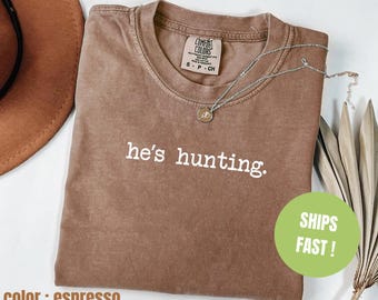 Maglietta "He's Hunting" di Comfort Colors®, maglietta per la stagione di caccia, maglietta per la caccia al cervo, maglietta divertente per la moglie, regalo per la mamma, maglietta alla moda per donna