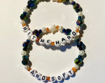 Confezione da due (2) braccialetti dell'amicizia ispirati a Hit Me Hard/Soft BE3
