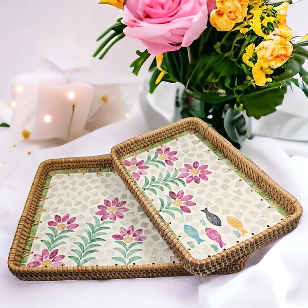 Plateau rectangulaire en rotin, fleurs et poissons, base en bois motif mosaïque de perles | thé, café, tasses, gâteaux, aliments, porte-fruits | Cadeau fête des mères