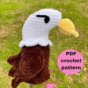 Könnte beinhalten: Häkelanleitung für einen Amigurumi-Glatzkopfadler. Der Adler ist braun und weiß mit einem gelben Schnabel. Die Anleitung ist als PDF-Download verfügbar.