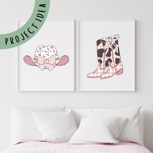 Puede incluir: Dos impresiones de arte de pared imprimibles con un patr&oacute;n de cuadros rosa y blanco. Una impresi&oacute;n muestra un sombrero de vaquero con un estampado de cerezas y un lazo rosa. La otra impresi&oacute;n muestra un par de botas de vaquero con un estampado de vaca blanco y negro y un lazo rosa.