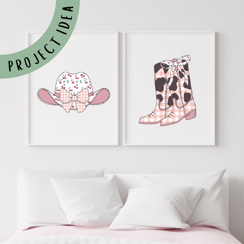 Puede incluir: Dos impresiones de arte de pared imprimibles con un patr&oacute;n de cuadros rosa y blanco. Una impresi&oacute;n muestra un sombrero de vaquero con un estampado de cerezas y un lazo rosa. La otra impresi&oacute;n muestra un par de botas de vaquero con un estampado de vaca blanco y negro y un lazo rosa.