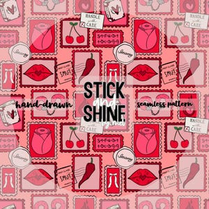 Puede incluir: Patrón sin costuras con diseños de sellos postales. Los sellos presentan cerezas, rosas, labios, chiles y libros. El texto "STICK and SHINE" y "hand-drawn" también son visibles. El esquema de color es rosa y rojo.