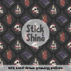 Op de afbeelding: Handgetekend naadloos patroon met schedels, rozen, harten met dolken, boeken en kaarsen. Het patroon staat op een donkergrijze achtergrond met zwarte strikken. De tekst "Stick & Shine" staat in een cirkel.