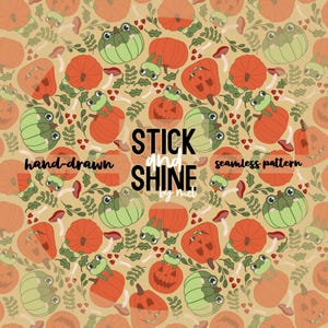 Può includere: Motivo senza cuciture con zucche arancioni, zucche verdi a forma di rana e funghi rossi su sfondo beige. Le parole "STICK and SHINE" e "hand-drawn" sono visibili. Il motivo è di met.