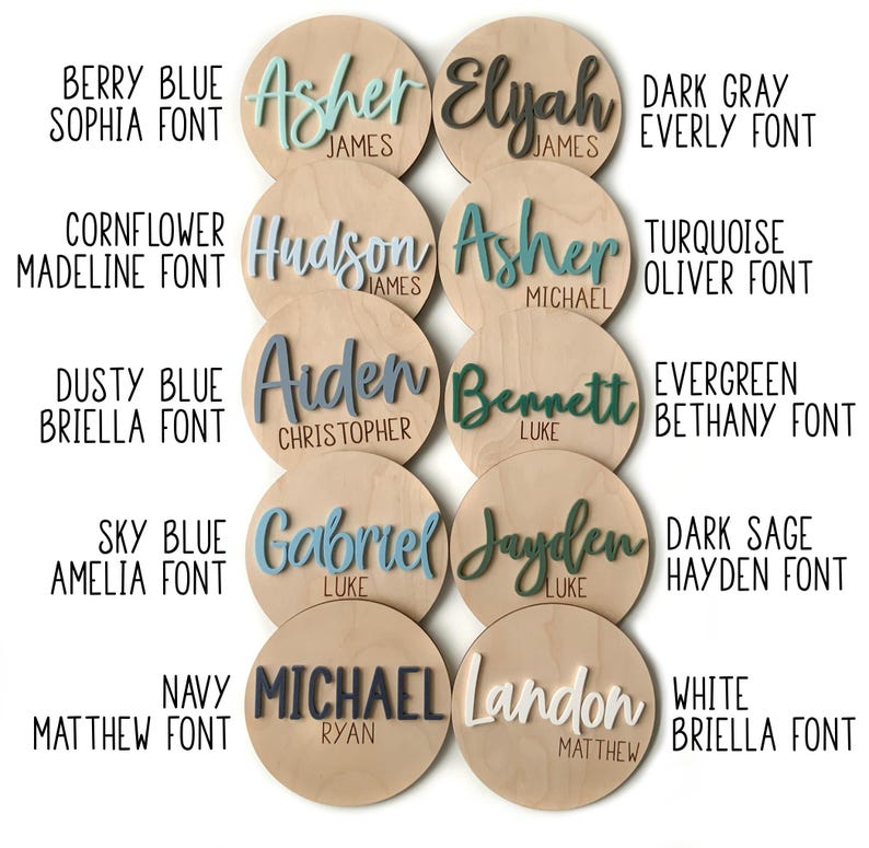 K&ouml;nnte beinhalten: Eine Sammlung personalisierter Namensschilder aus Holz. Jedes runde Schild zeigt einen Namen in verschiedenen Farben und Schriftarten, mit einem kleineren Namen darunter. Der Text enth&auml;lt Namen wie Asher, Elyah, Hudson und Bennett. Die Schilder sind in verschiedenen Farben.