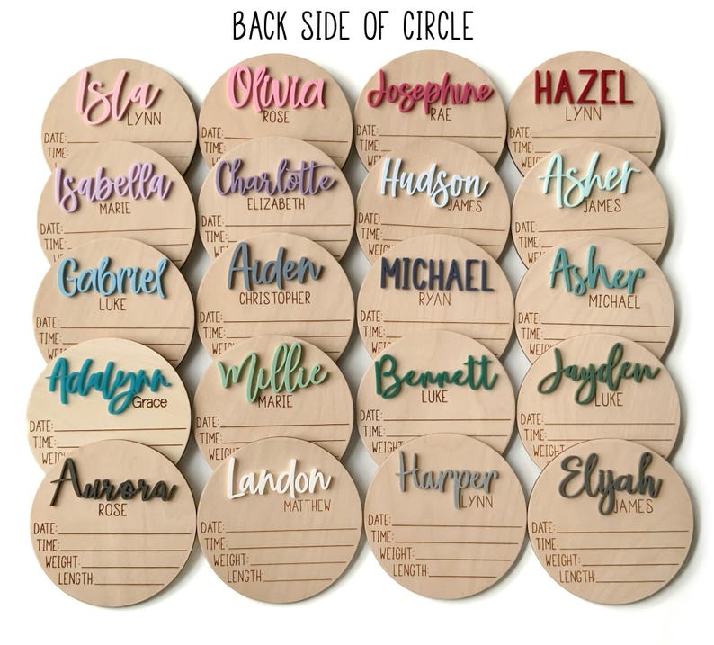K&ouml;nnte beinhalten: Runde Holzschilder zur Babyank&uuml;ndigung mit Namen in verschiedenen Farben. Jedes Schild hat Platz f&uuml;r Datum, Uhrzeit, Gewicht und L&auml;nge. Die Namen sind Isla, Olivia, Josephine, Hazel, Isabella, Charlotte, Hudson, Asher, Gabriel, Aiden, Michael, Asher, Addalyn, Mollie, Bennett, Jayden, Aurora, Landon, Harper und Elyah.
